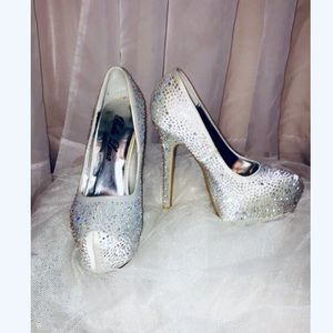 Beautiful Bedazzled High Heel size 7.5